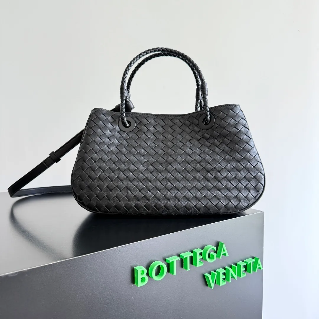 Batch 2200 Bottega Veneta Basket new woven handbag. The classic tote bag style has its own elegant and elegant temperament. It does not feel out of place whether it is commuting or casual outings. It is suitable for various occasions! The design of the woven handle is the finishing touch. The hand-woven texture is delicate and rich in texture. It is not only beautiful, but also extremely comfortable to hold. It looks low-key when held in the hand, but in fact it exudes luxurious charm. Iconic weaving process, each weave is tight and even, showing BV's exquisite production technology. The metal ring decoration is perfectly connected with the bag body, adding a sense of modernity and sophistication to the whole. Moreover, the lines of the bag body are smooth and natural, and the curvature is ergonomic. It can be perfectly adapted whether it is carried on the shoulder or carried in the hand, showing an elegant posture. Style number: 836261 Size: 31*18.5*16cm